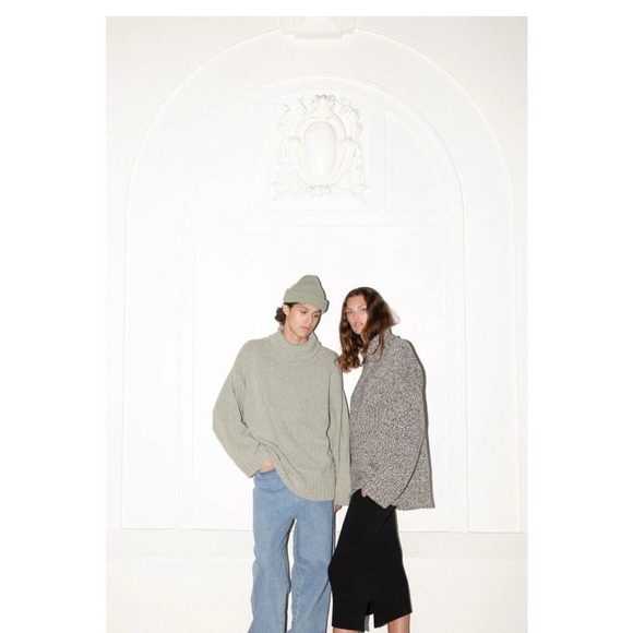 Elegant Gray Turtleneck Sweater - Picture 2 of 6